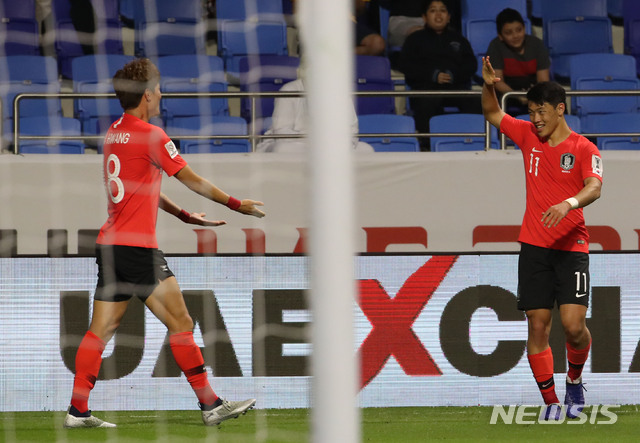 【두바이(아랍에미리트)=뉴시스】김진아 기자 = 7일 오후(현지시각) 아랍에미리트 두바이 알막툼 경기장에서 열린 2019 AFC 아시안컵 C조 조별 리그 1차전 한국과 필리핀의 경기, 한국 황의조가 슛을 넣은 후 기뻐하고 있다. 2019.01.08. bluesoda@newsis.com