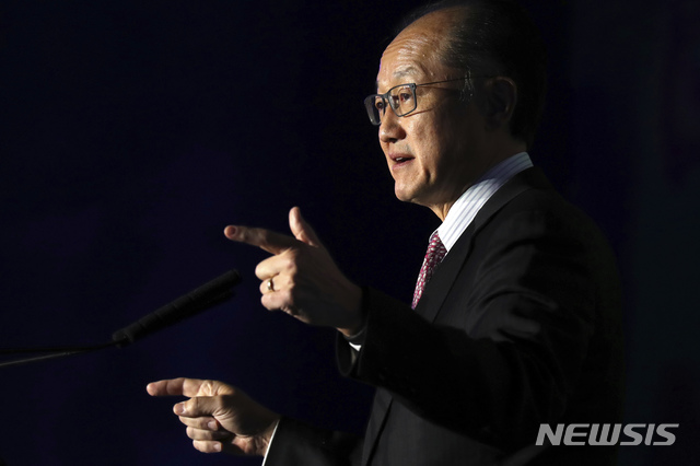 【워싱턴DC=AP/뉴시스】김용(Jim Yong Kim) 세계은행 총재가 2월1일부로 사임한다고 7일(현지시간) 밝혔다. 임기를 3년 반가량 남겨둔 김 총재가 갑작스레 하차하면서 미국이 세계은행에 미치는 영향력에 대해 불만을 품은 다른 여러 나라와 트럼프 행정부 간의 치열한 싸움을 촉발할 것으로 보인다. 사진은 2018년 11월6일 김용 총재가 베이징에서 열린 세계 화장실 엑스포에 참석해 연설하는 모습. 2019.01.08.