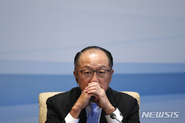【워싱턴DC=AP/뉴시스】김용(Jim Yong Kim) 세계은행 총재가 2월1일부로 사임한다고 7일(현지시간) 밝혔다.&nbsp; 임기를 3년 반가량 남겨둔 김 총재가 갑작스레 하차하면서 미국이 세계은행에 미치는 영향력에 대해 불만을 품은 다른 여러 나라와 트럼프 행정부 간의 치열한 싸움을 촉발할 것으로 보인다. 사진은 2017년 9월12일 김용 총재가 베이징에서 열린 1+6 토론회에 참석한 모습. 2019.01.08. 