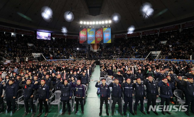 【서울=뉴시스】 고범준 기자 = KB국민은행 노조원들이 8일 오전 서울 송파구 잠실학생체육관에서 열린 총파업 선포식에서 파업가를 제창하고 있다. 노사는 성과급 지급 규모, 임금피크제 진입 시기, 페이밴드(직급별 호봉 상한제) 제도 등 주요 쟁점에 대해 논의했지만 결렬됐다. KB국민은행의 파업은 지난 2000년 이후 19년 만이다. 2019.01.08. bjko@newsis.com