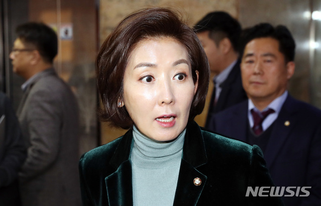 【서울=뉴시스】이종철 기자&nbsp; = 한국당 원내대책회의를 마친 나경원 원내대표가 8일 서울 여의도 국회에서 기자들의 질문에 답하고 있다. 2019.01.08.jc4321@newsis.com