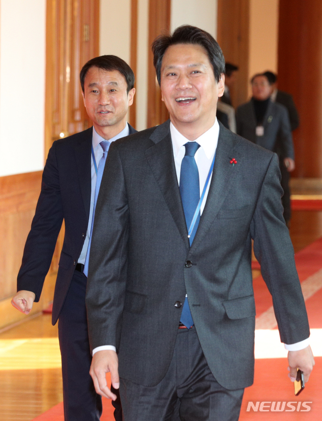 【서울=뉴시스】박진희 기자 = 임종석 비서실장과 한병도 정무수석이 8일 청와대 본관에서 열린 2019년 첫 국무회의에 참석하고 있다. 2019.01.08.  pak7130@newsis.com