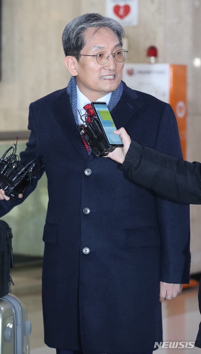 【서울=뉴시스】이윤청 수습기자 = 노영민 비서실장 내정자가 8일 오전 서울 강서구 김포국제공항을 통해 귀국해 취재진의 질문에 답하고 있다. 문재인 대통령은 이날 오후 임종석 청와대 비서실장 후임으로 노영민 주중국대사를 임명하는 내용을 포함해 수석 비서관급 이상 주요 참모진 개편을 발표할 예정이다. 2019.01.08. radiohead@newsis.com