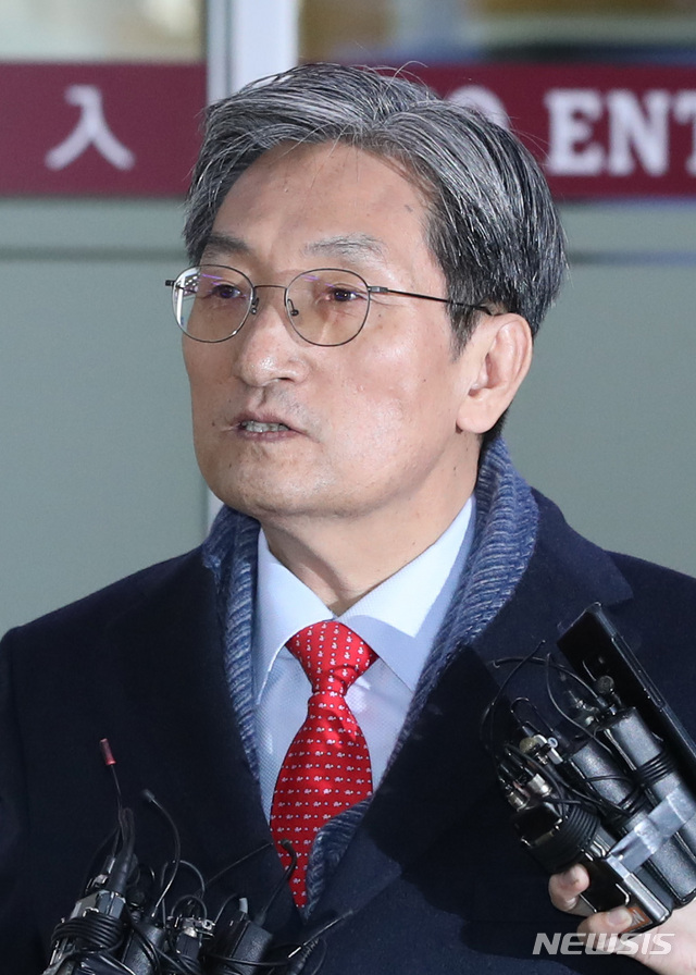 【서울=뉴시스】이윤청 수습기자 = 노영민 비서실장 내정자가 8일 오전 서울 강서구 김포국제공항을 통해 귀국해 취재진의 질문에 답하고 있다.  문재인 대통령은 이날 오후 임종석 청와대 비서실장 후임으로 노영민 주중국대사를 임명하는 내용을 포함해 수석 비서관급 이상 주요 참모진 개편을 발표할 예정이다. 2019.01.08.  radiohead@newsis.com