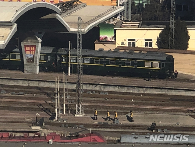 【베이징=AP/뉴시스】8일(현지시간) 중국 베이징의 기차역에 김정은 북한 국무위원장이 탑승했던 열차와 비슷한 열차가 도착하고 있다.북한 관영 언론은 김 위원장이 올해 초 있을 수 있는 도널드 트럼프 미국 대통령과의 정상회담을 앞두고 최측근 우방인 중국과 협력하기 위해 나흘간 중국을 방문한다고 보도했다. 2019.01.08