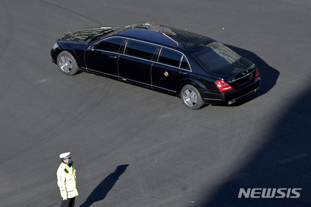 【베이징=AP/뉴시스】8일(현지시간) 김정은 북한 국무위원장이 과거 중국 방문 시 탑승했던 차량과 유사한 리무진 승용차가 호위를 받으며 베이징 소재 영빈관 댜오위타이(釣魚臺)로 향하고 있다. 북한 관영 언론은 김 위원장이 올해 초 있을 수 있는 도널드 트럼프 미국 대통령과의 정상회담을 앞두고 최측근 우방인 중국과 협력하기 위해 나흘간 중국을 방문한다고 보도했다. 2019.01.08.