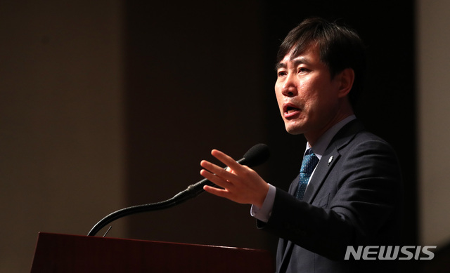 【서울=뉴시스】김선웅 기자 = 8일 서울 중구 프레스센터에서 열린 범시민사회단체연합 주관 2019 시민사회 합동신년회에서 하태경 바른미래당 의원이 축사를 하고 있다. 2019.01.08.&nbsp; mangusta@newsis.com