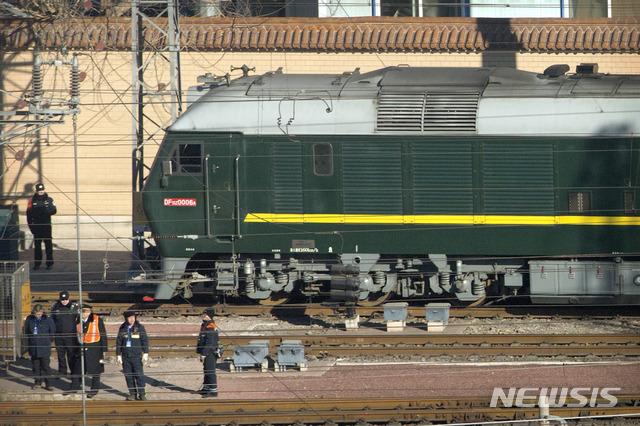 【베이징=AP/뉴시스】김정은 북한 국무위원장 전용열차로 추정되는 열차가 8일 중국 베이징역에 세워져 있다. 김 위원장은 7~10일 중국 공식 방문한다. 2019.01.08