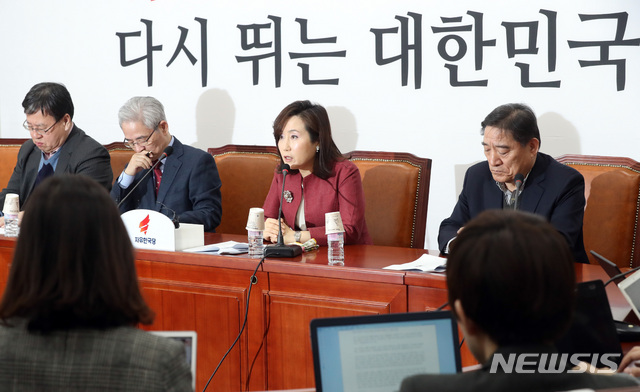 【서울=뉴시스】박영태 기자 = 8일 오후 서울 영등포구 여의도 국회에서 열린 자유한국당 조직강화특별위원회 기자간담회에서 전주혜 조강특위 위원이 공개오디션 대상지역 및 후보자 프로필을 발표하고 있다. 2019.01.08.since1999@newsis.com