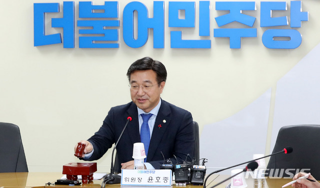 【서울=뉴시스】홍효식 기자 = 8일 오후 서울 여의도 더불어민주당 중앙당사에서 열린 첫 조직강화특별위원회 회의에서 윤호중 위원장이 의사봉을 두드리고 있다. 2019.01.08.&nbsp; yesphoto@newsis.com