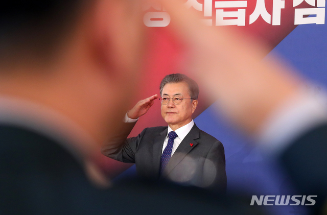 【서울=뉴시스】전신 기자 = 문재인 대통령이 8일 청와대 영빈관에서 열린 지상작전사령부 창설 부대기 및 준장 진급자 삼정검 수여식에서 수여대상자들의 거수경례를 받고 있다. 2019.01.08.&nbsp; photo1006@newsis.com