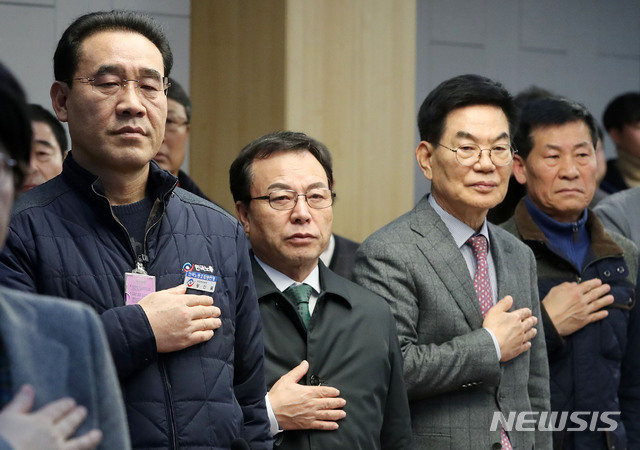 【서울=뉴시스】홍효식 기자 = 8일 오후 서울 여의도 국회 의원회관 제2소회의실에서 민주평화연구원 주최로 열린 '카카오 카풀 도입과 택시생존권 확보 방안' 긴급 토론회에서 강신표(왼쪽부터) 전국택시노동조합연맹 위원장, 박권수 전국민주택시운송사업조합연합회 회장, 박복규 전국택시운송사업조합연합회 회장, 구수영 전국민주택시노동종합연맹 위원장이 국민의례를 하고 있다. 2019.01.08. yesphoto@newsis.com