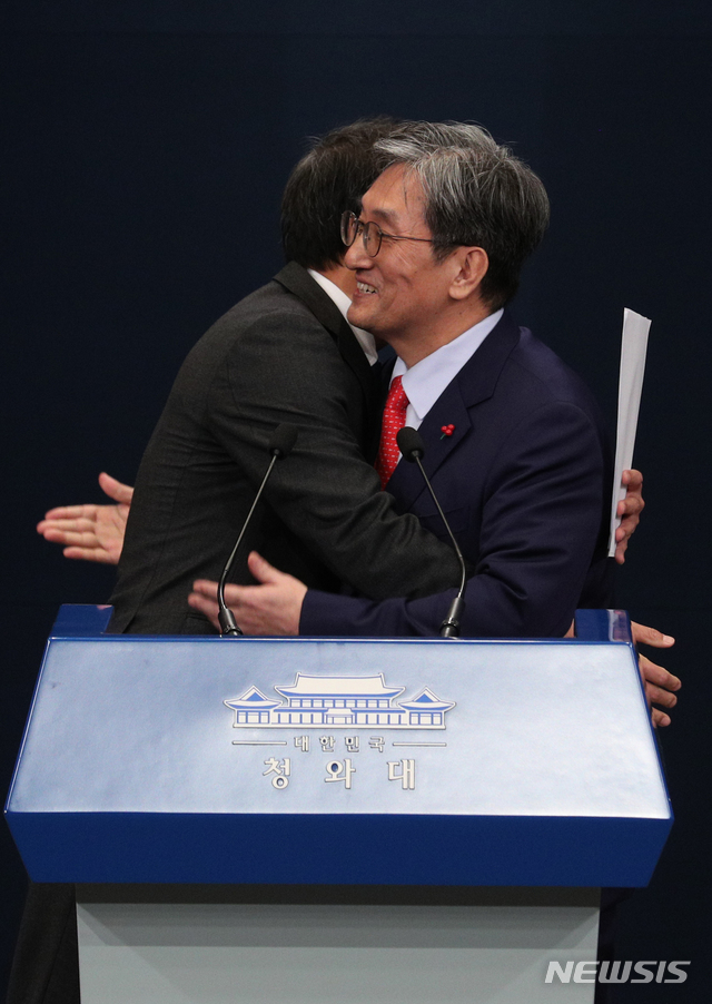 【서울=뉴시스】박진희 기자 = 임종석 비서실장이 8일 청와대 춘추관 대브리핑룸에서 신임 비서실장 등 인사를 발표한 후 노영민 신임 비서실장과 포옹으로 인사하고 있다. 문재인 대통령은 이날 임종석 대통령 비서실장 후임으로 노영민(62) 주중국대사를, 한병도 정무수석의 후임으로는 강기정(55) 전 더불어민주당 의원을, 윤영찬 국민소통수석 후임엔 윤도한(58) 전 MBC 논설위원을 각각 임명했다. 2019.01.08.&nbsp; pak7130@newsis.com