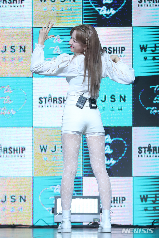 【서울=뉴시스】조수정 기자 = 그룹 우주소녀(WJSN) 은서가 8일 오후 서울 광장동 예스24라이브홀에서 열린 새 미니앨범 '우주 스테이(WJ STAY)?' 미디어쇼케이스에서 타이틀곡 '라라러브' 등을 선보이고 있다. 2019.01.08. chocrystal@newsis.com