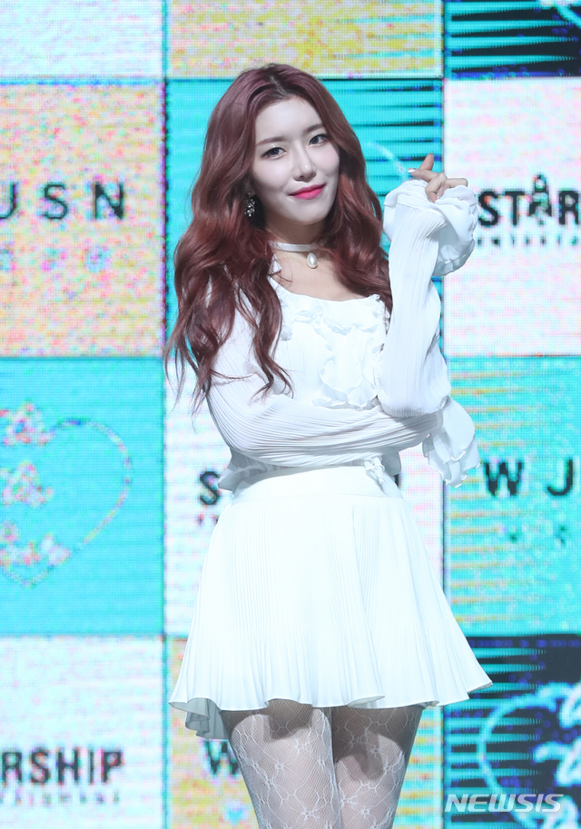 【서울=뉴시스】조수정 기자 = 그룹 우주소녀(WJSN) 다원이 8일 오후 서울 광장동 예스24라이브홀에서 열린 새 미니앨범 '우주 스테이(WJ STAY)?' 미디어쇼케이스에서 포즈를 취하고 있다. 2019.01.08. chocrystal@newsis.com