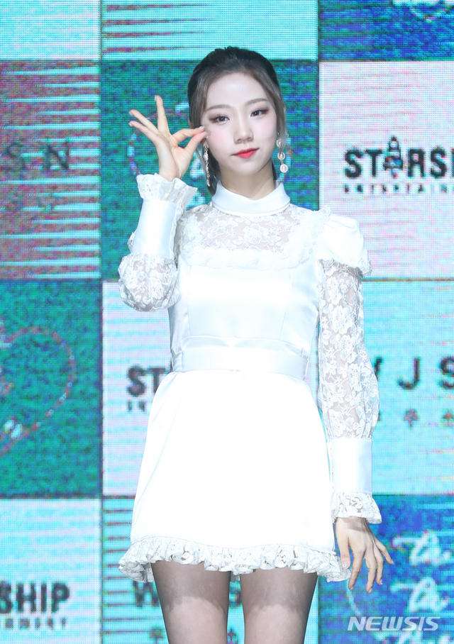 【서울=뉴시스】조수정 기자 = 그룹 우주소녀(WJSN) 여름이 8일 오후 서울 광장동 예스24라이브홀에서 열린 새 미니앨범 '우주 스테이(WJ STAY)?' 미디어쇼케이스에서 타이틀곡 '라라러브' 등을 선보이고 있다. 2019.01.08. chocrystal@newsis.com