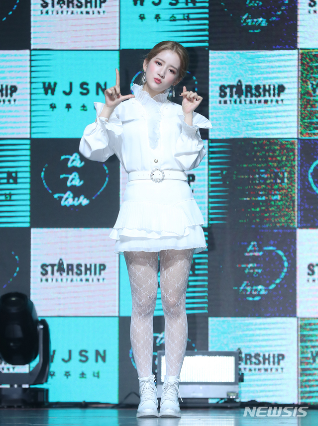 【서울=뉴시스】조수정 기자 = 그룹 우주소녀(WJSN) 엑시가 8일 오후 서울 광장동 예스24라이브홀에서 열린 새 미니앨범 '우주 스테이(WJ STAY)?' 미디어쇼케이스에서 타이틀곡 '라라러브' 등을 선보이고 있다. 2019.01.08. chocrystal@newsis.com