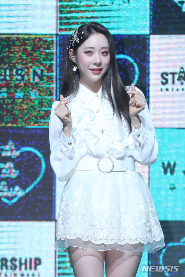 【서울=뉴시스】조수정 기자 = 그룹 우주소녀(WJSN) 연정이 8일 오후 서울 광장동 예스24라이브홀에서 열린 새 미니앨범 '우주 스테이(WJ STAY)?' 미디어쇼케이스에서 타이틀곡 '라라러브' 등을 선보이고 있다. 2019.01.08. chocrystal@newsis.com