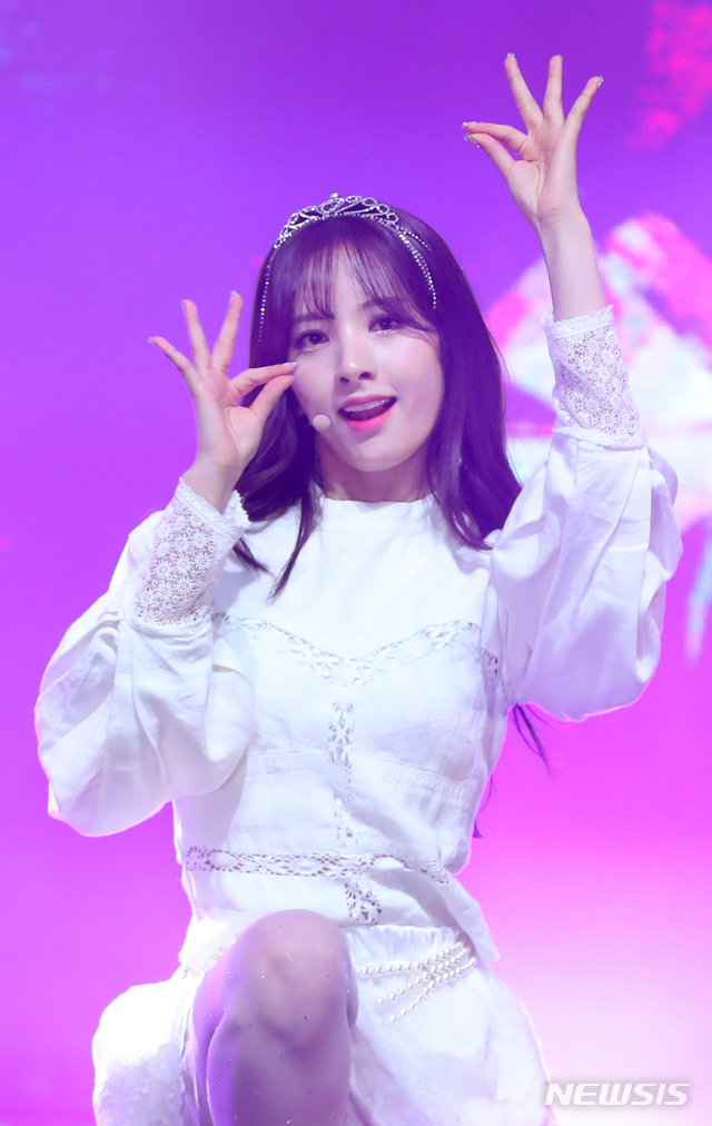 【서울=뉴시스】조수정 기자 = 그룹 우주소녀(WJSN) 보나가 8일 오후 서울 광장동 예스24라이브홀에서 열린 새 미니앨범 '우주 스테이(WJ STAY)?' 미디어쇼케이스에서 타이틀곡 '라라러브'를 선보이고 있다. 2019.01.08. chocrystal@newsis.com