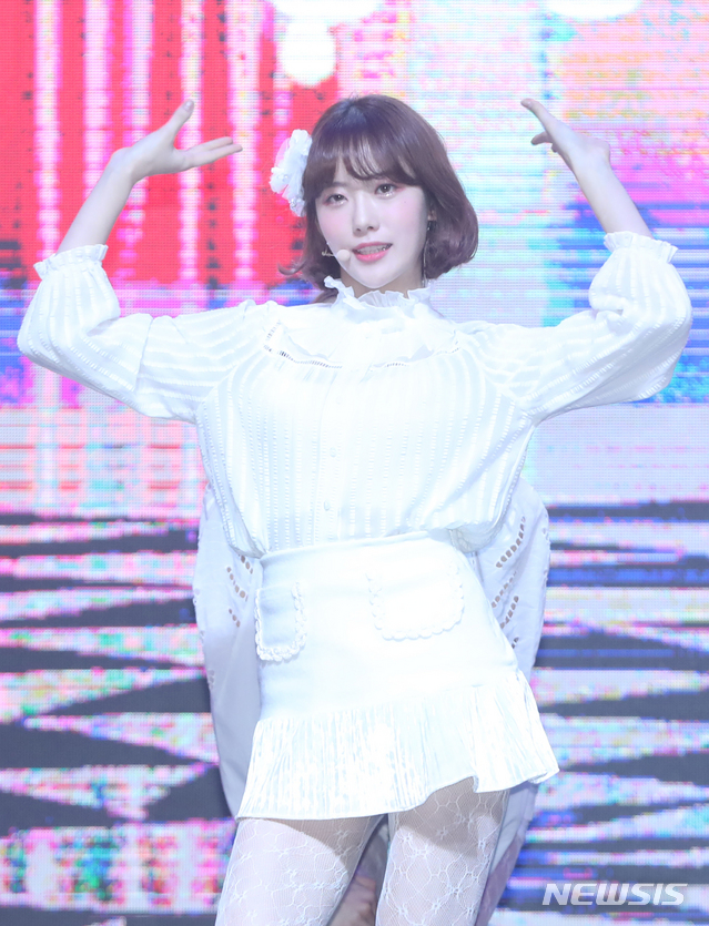 【서울=뉴시스】조수정 기자 = 그룹 우주소녀(WJSN) 루다가 8일 오후 서울 광장동 예스24라이브홀에서 열린 새 미니앨범 '우주 스테이(WJ STAY)?' 미디어쇼케이스에서 타이틀곡 '라라러브'를 선보이고 있다. 2019.01.08. chocrystal@newsis.com