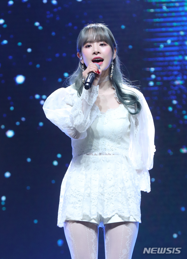 【서울=뉴시스】조수정 기자 = 그룹 우주소녀(WJSN) 설아가 8일 오후 서울 광장동 예스24라이브홀에서 열린 새 미니앨범 '우주 스테이(WJ STAY)?' 미디어쇼케이스에서 팝발라드곡 '1억개의 별'을 열창하고 있다. 2019.01.08. chocrystal@newsis.com