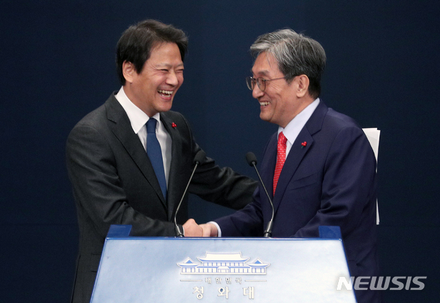 【서울=뉴시스】박진희 기자 = 임종석 비서실장이 8일 오후 청와대 춘추관에서 노영민 신임 비서실장과 인사를 나누고 있다. 2019.01.08. pak7130@newsis.com