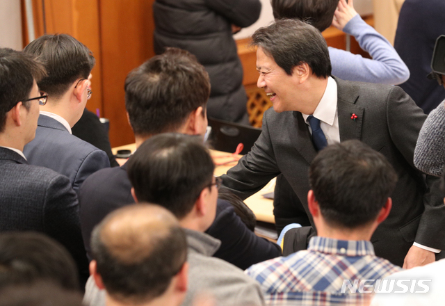 【서울=뉴시스】박진희 기자 = 임종석 비서실장이 8일 오후 청와대 춘추관에서 신임 노영민 비서실장, 윤도한 국민소통수석, 강기정 정무수석 인선 발표를 마치고 기자들과 인사를 나누고 있다. 2019.01.08. pak7130@newsis.com