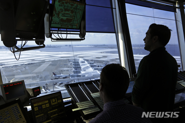 【뉴욕= AP/뉴시스】 뉴욕 존 F. 케네디공항의 관제사들. 연방정부 일부 셧다운이 장기화되면서 전국의 항공관제사들과 공항 직원들도 영향을 받기 시작해 1월 13일 현재 일부 공항들은 기능이 축소되거나 마비되고 있다.