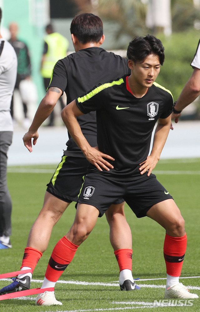 【두바이(아랍에미리트)=뉴시스】김진아 기자 = 8일 오전(현지시각) 아랍에미리트 두바이 폴리스 오피서스 클럽 스타디움에서 2019 AFC 아시안컵에 출전하는 한국 국가대표팀 이승우 등 선수들이 훈련을 하고 있다. 2019.01.08.&nbsp; bluesoda@newsis.com