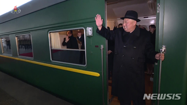 【서울=뉴시스】조선중앙TV가 김정은 국무위원장이 시진핑 중국 국가주석 초청으로 7일부터 10일까지 중국을 방문한다고 8일 보도했다. 지난 7일 김정은 국무위원장이 중국을 방문하기 위해 전용열차에 탑승한 후 인사를 하고 있다. 2019.01.08. (사진=조선중앙TV 캡쳐) photo@newsis.com