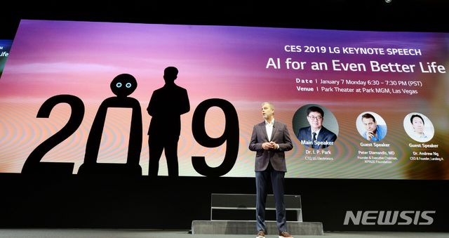 【라스베이거스=뉴시스】LG전자 미국법인 데이비드 반더월(David Vanderwaal) 마케팅총괄이 현지시간 7일 미국 라스베이거스파크MGM호텔에서 '고객의 더 나은 삶을 위한 인공지능(AI for an Even Better Life)'을 주제로 진행된 LG전자 CTO 박일평 사장의 'CES 2019' 개막 기조연설을 소개하고 있다.2019.01.07.(사진=LG전자 제공)&nbsp;&nbsp; 