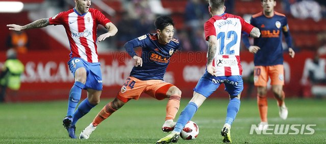 이강인이 드리블을 시도하고 있다 (사진=발렌시아 트위터 캡쳐)