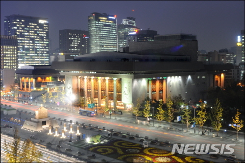 【서울=뉴시스】세종문화회관 야경. 2019.01.09. (사진=서울시 제공)