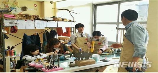 【세종=뉴시스】 유은혜 사회부총리 겸 교육부 장관은 9일 서울 강동구 천일초등학교에서 이같은 내용의 '학교시설 환경개선 5개년 계획'을 발표했다. 사진은 선운중학교 예술 작업실 꼬물 창작공간. 2019.01.09 (사진=교육부 제공) 