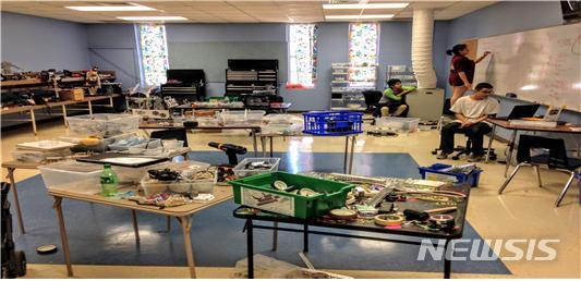 【세종=뉴시스】 유은혜 사회부총리 겸 교육부 장관은 9일 서울 강동구 천일초등학교에서 이같은 내용의 '학교시설 환경개선 5개년 계획'을 발표했다. 사진은 미국 존 H 레이건 조기 대학 고등학교의 메이커 스페이스. 201901.09 (사진=교육부 제공) 
