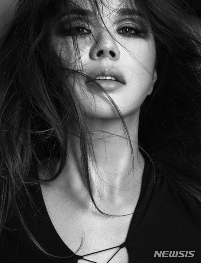 [서울=뉴시스] 배우 엄정화. 2020.03.17. (사진=영화사 올 제공)