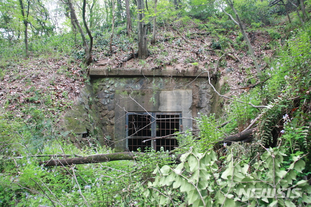 【광주=뉴시스】송창헌 기자 = 사법·경찰·교육 등 각 분야 친일인사 156명과 관련된 친일 잔재물이 광주지역 곳곳에 산재해 있는 것으로 광주교대 산학협력단 연구결과 확인됐다고 9일 광주시가 밝혔다. 사진은 광주 도심에서 발견된, 일제 강점기 군사용 동굴. 2019.01.09 (사진=뉴시스DB) photo@newsis.com