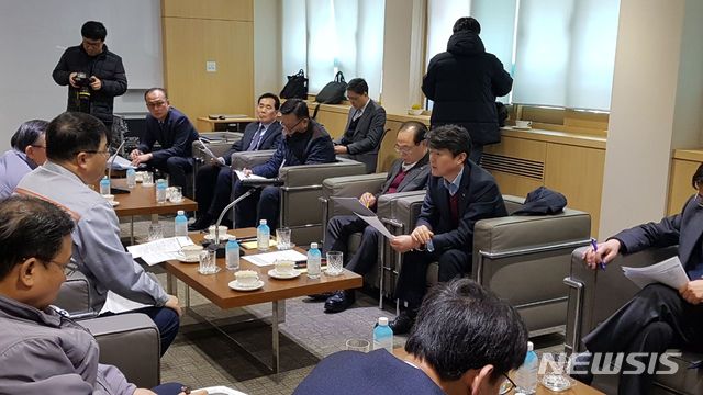  【부산=뉴시스】허상천 기자 = 오거돈 부산시장은 9일 오후 한진중공업을 방문해 한진중공업의 수빅조선소 필리핀 현지법원 회생절차 신청과 관련한 긴급 간담회를 갖고 지역 조선기자재업계의 피해 최소화를 위한 한진중공업의 적극적인 역할과 협조를 당부했다. 2019.01.09. photo@newsis.com