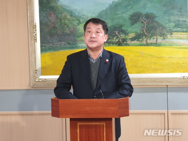 【예천=뉴시스】김진호 기자 = 9일 이형식 경북 예천군의회 의장이 '추태 외유' 논란을 빚은 박종철 의원을 제명하겠다는 내용 등을 담은 성명서를 발표하고 있다. 2019.01.09 kjh9326@newsis.com