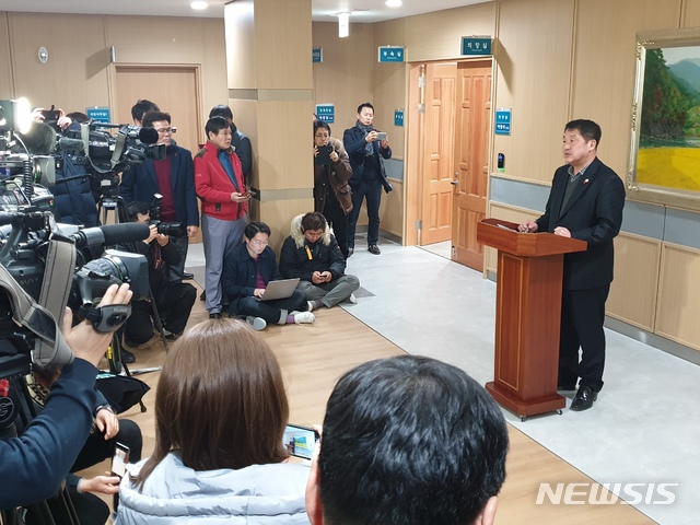 【예천=뉴시스】김진호 기자 = 9일 이형식 경북 예천군의회 의장이 '추태 외유' 논란을 빚은 박종철 의원을 제명하겠다는 내용 등을 담은 성명서를 발표하고 있다. 2019.01.09&nbsp; kjh9326@newsis.com 