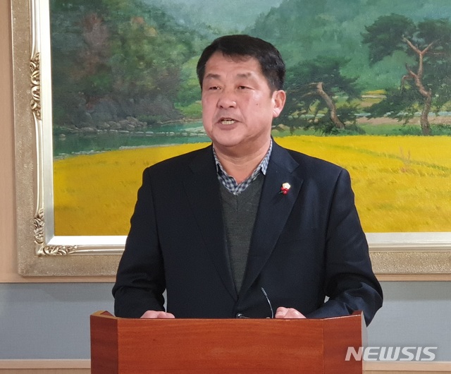  【예천=뉴시스】김진호 기자 = 9일 이형식 경북 예천군의회 의장이 '추태 외유' 논란을 빚은 박종철 의원을 제명하겠다는 내용의 성명서를 발표하고 있다. 2019.01.09&nbsp; kjh9326@newsis.com 