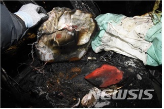 【서울=뉴시스】 9일 오후 6시3분께 서울 광화문역 2번 출구 인근에 있던 택시에서 불이 나 택시 조수석에 놓여있는 유류용기가 불에 타 았다. 분신을 시도한 60대 택시 기사 임 모씨는 병원으로 옮겨져 치료를 받았지만 10일 새벽 끝내 숨졌다. . 2019.01.10. (사진 = 종로소방서 제공) photo@newsis.com 