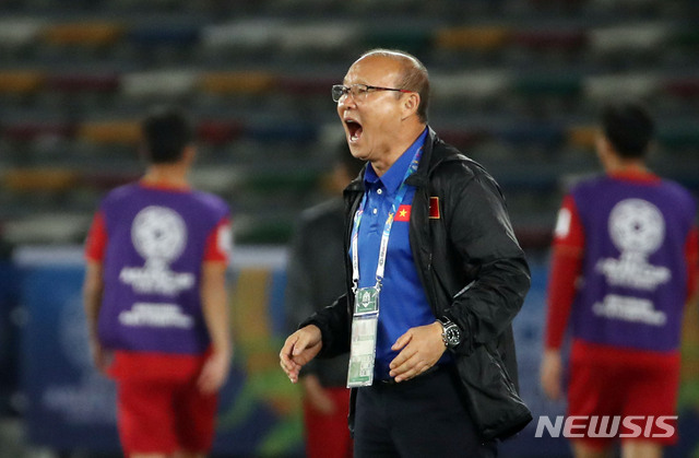 【아부다비(아랍에미리트)=뉴시스】김진아 기자 = 8일 오후(현지시각) 아랍에미리트 아부다비 자예드 스포츠 시티 스타디움에서 열린 2019 AFC 아시안컵 조별리그 D조 1차전 베트남과 이라크의 경기, 베트남 박항서 감독이 작전을 지시하고 있다. 2019.01.08.&nbsp;&nbsp; bluesoda@newsis.com