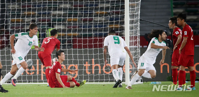 【아부다비(아랍에미리트)=뉴시스】김진아 기자 = 8일 오후(현지시각) 아랍에미리트 아부다비 자예드 스포츠 시티 스타디움에서 열린 2019 AFC 아시안컵 조별리그 D조 1차전 베트남과 이라크의 경기, 이라크 후맘 타레크가 동점골을 넣자 베트남 선수들이 아쉬워하고 있다. 2019.01.08.&nbsp;&nbsp; bluesoda@newsis.com