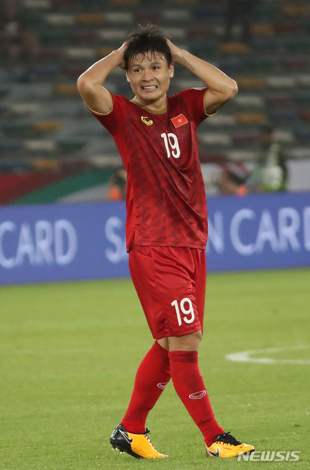 【아부다비(아랍에미리트)=뉴시스】김진아 기자 = 8일 오후(현지시각) 아랍에미리트 아부다비 자예드 스포츠 시티 스타디움에서 열린 2019 AFC 아시안컵 조별리그 D조 1차전 베트남과 이라크의 경기, 베트남 응우옌꽝하이가 슛을 실패하자 아쉬워하고 있다. 2019.01.08.&nbsp;&nbsp; bluesoda@newsis.com