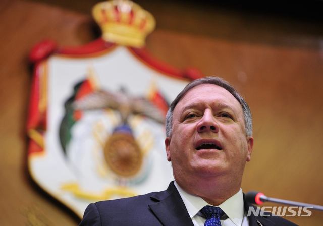 【암만(요르단)=뉴시스】 채정병 기자 = 8일(현지시간) 마이크 폼페이오 미 국무장관이 중동순방의 첫 국가로 요르단을 방문한 가운데 요르단 외무부에서 열린 기자회견에서 질문에 답변하고 있다. 2019.01.08. chae0191@newsis.com