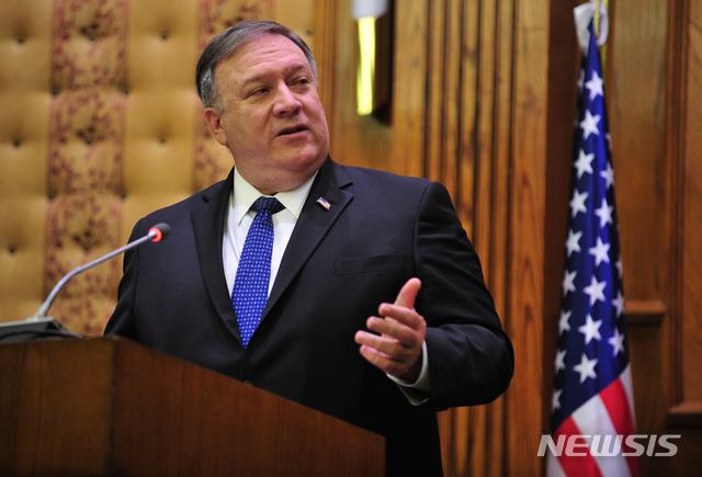 【암만(요르단)=뉴시스】 채정병 기자 = 8일(현지시간) 마이크 폼페이오 미 국무장관이 중동순방의 첫 국가로 요르단을 방문한 가운데 요르단 외무부에서 열린 기자회견에서 중동 문제에 관해 연설하고 있다. 2019.01.08. chae0191@newsis.com