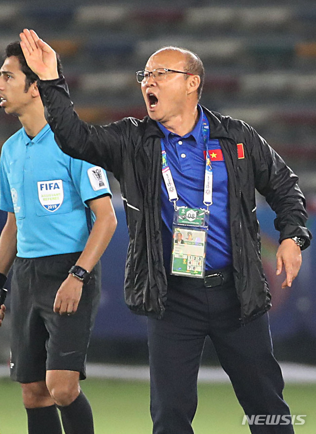 【아부다비(아랍에미리트)=뉴시스】김진아 기자 = 8일 오후(현지시각) 아랍에미리트 아부다비 자예드 스포츠 시티 스타디움에서 열린 2019 AFC 아시안컵 조별리그 D조 1차전 베트남과 이라크의 경기, 베트남 박항서 감독이 작전을 지시하고 있다. 2019.01.08. bluesoda@newsis.com