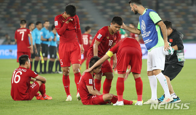 【아부다비(아랍에미리트)=뉴시스】김진아 기자 = 8일 오후(현지시각) 아랍에미리트 아부다비 자예드 스포츠 시티 스타디움에서 열린 2019 AFC 아시안컵 조별리그 D조 1차전 베트남과 이라크의 경기, 베트남이 3:2로 패하자 선수들이 아쉬워하고 있다. 2019.01.08. bluesoda@newsis.com