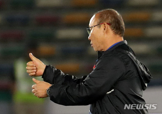 【아부다비(아랍에미리트)=뉴시스】김진아 기자 = 8일 오후(현지시각) 아랍에미리트 아부다비 자예드 스포츠 시티 스타디움에서 열린 2019 AFC 아시안컵 조별리그 D조 1차전 베트남과 이라크의 경기, 베트남이 3:2로 패하자 박항서 감독이 선수들을 격려하고 있다. 2019.01.08. bluesoda@newsis.com